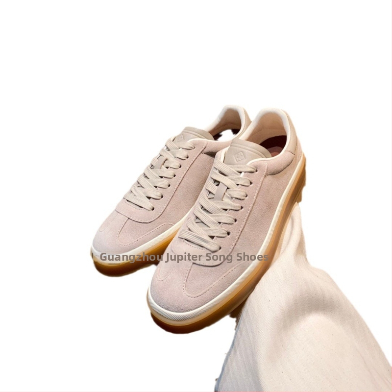 Ежедневни спортни обувки; горна част: кожа от първи слой; стелка: овча кожа; подметка: телешко сухожилие; закопчаване: предно връзване; пръст: кръгъл