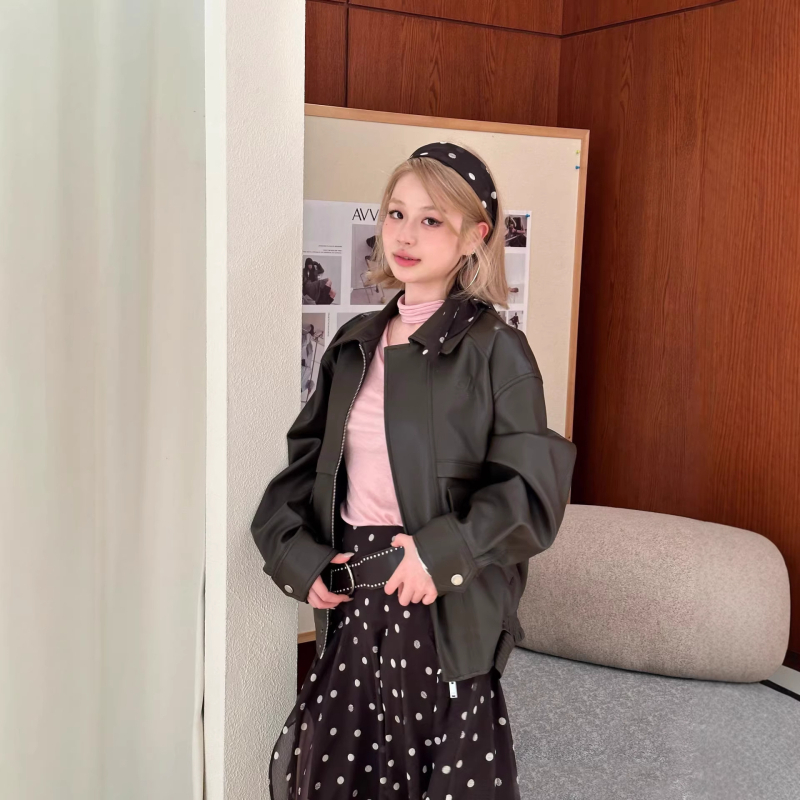 Slobodan kroj PU kožna jakna s rubom od svilenog šala, prednji zatvarač, preklopni ovratnik, dugi rukavi, casual japansko-korejski stil, zima 2025
