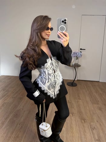 Дамско късо костюмно сако, памук-полиестер смес, дълги ръкави, едноредово закопчаване, яка тип костюм, есен 2025