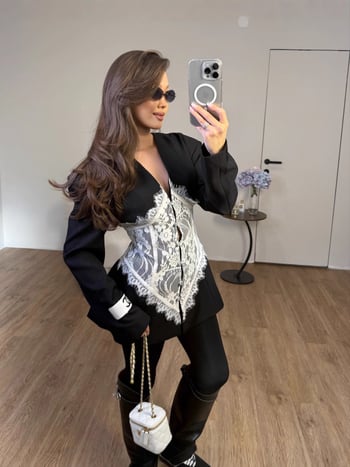 Дамско късо костюмно сако, памук-полиестер смес, дълги ръкави, едноредово закопчаване, яка тип костюм, есен 2025