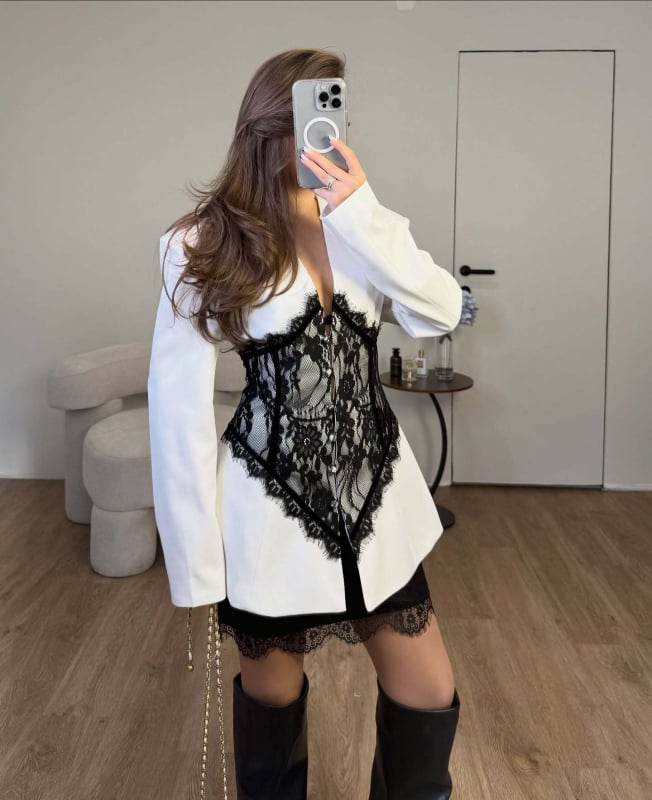 Дамско късо костюмно сако, памук-полиестер смес, дълги ръкави, едноредово закопчаване, яка тип костюм, есен 2025