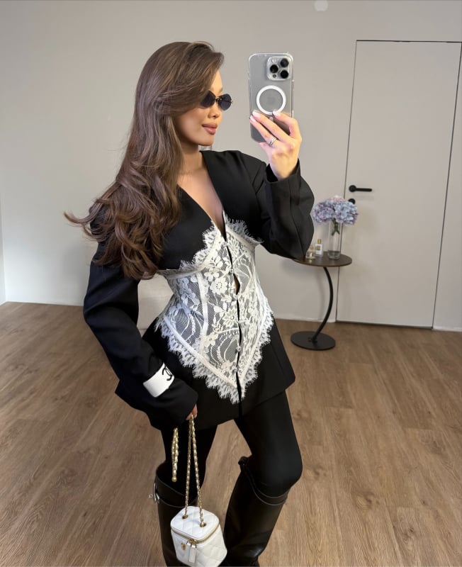 Дамско късо костюмно сако, памук-полиестер смес, дълги ръкави, едноредово закопчаване, яка тип костюм, есен 2025