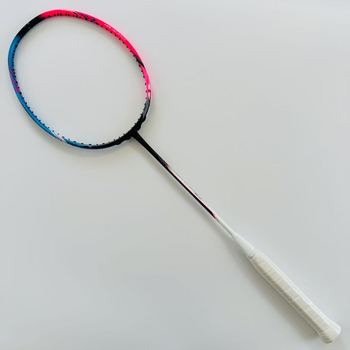 Raketa za badminton — okvir od karbonskih vlakana, najlon strune, težina 80–84 g, držač G5, šaft blago tvrd