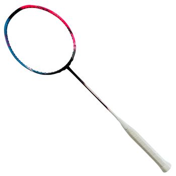 Raketa za badminton — okvir od karbonskih vlakana, najlon strune, težina 80–84 g, držač G5, šaft blago tvrd