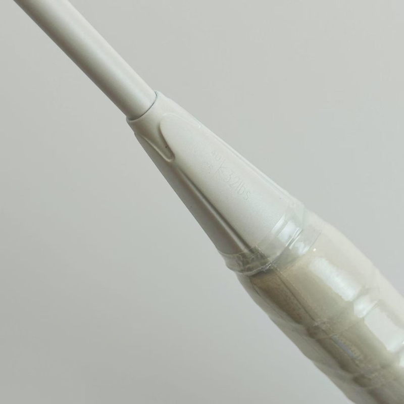 Raketa za badminton — okvir od karbonskih vlakana, najlon strune, težina 80–84 g, držač G5, šaft blago tvrd