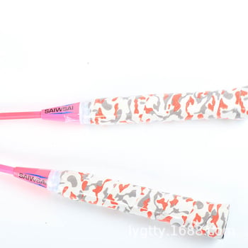 Raketa za badminton — poluintegrirani dizajn od karbona i aluminija, okvir od ferroalijata, težina 95–100 g, debljina drške G1, tip reketa: prav udarac