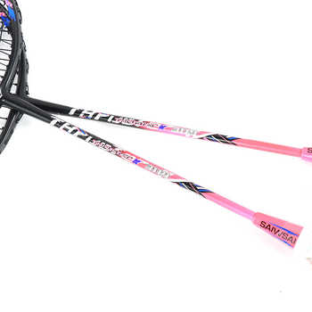 Raketa za badminton — poluintegrirani dizajn od karbona i aluminija, okvir od ferroalijata, težina 95–100 g, debljina drške G1, tip reketa: prav udarac