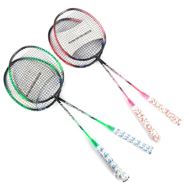 Raketa za badminton — poluintegrirani dizajn od karbona i aluminija, okvir od ferroalijata, težina 95–100 g, debljina drške G1, tip reketa: prav udarac