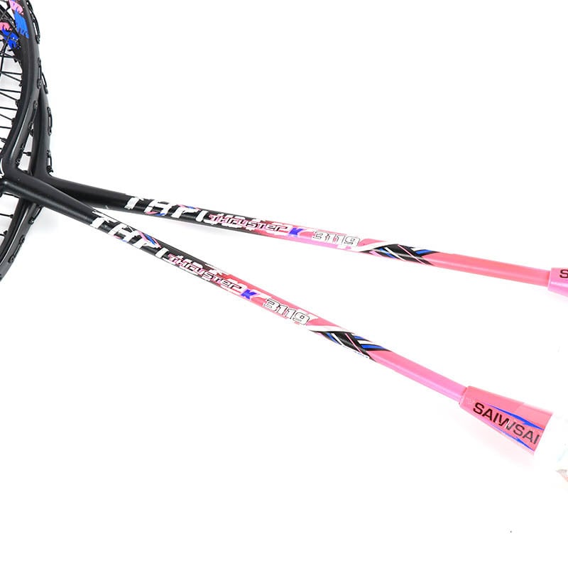 Raketa za badminton — poluintegrirani dizajn od karbona i aluminija, okvir od ferroalijata, težina 95–100 g, debljina drške G1, tip reketa: prav udarac