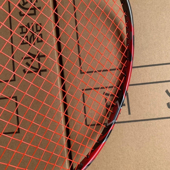Raketa za badminton s potpuno karbonskim okvirom, vlaknaste svile užadi, težina 95–100 g, držač G5