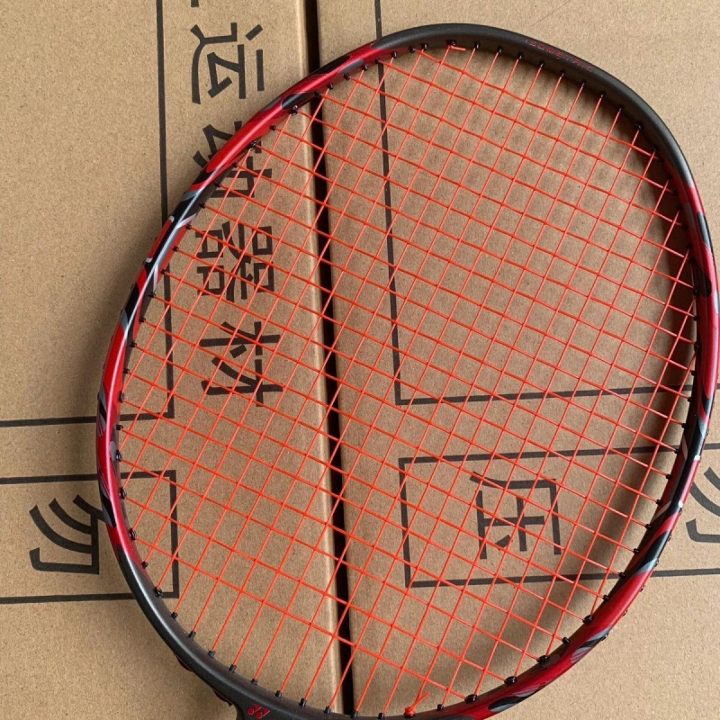 Raketa za badminton s potpuno karbonskim okvirom, vlaknaste svile užadi, težina 95–100 g, držač G5