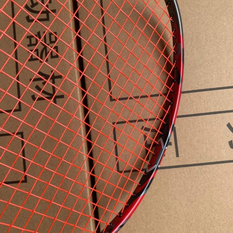 Raketa za badminton s potpuno karbonskim okvirom, vlaknaste svile užadi, težina 95–100 g, držač G5