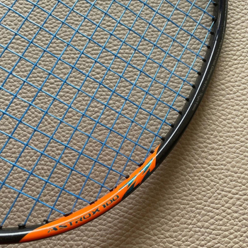 Mu qianli badminton reketa — okvir od punih karbonskih vlakana (težina 95–100 g; direktan udarac; blago tvrđi; pogodno za badminton i tenis)