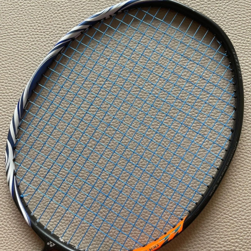 Mu qianli badminton reketa — okvir od punih karbonskih vlakana (težina 95–100 g; direktan udarac; blago tvrđi; pogodno za badminton i tenis)