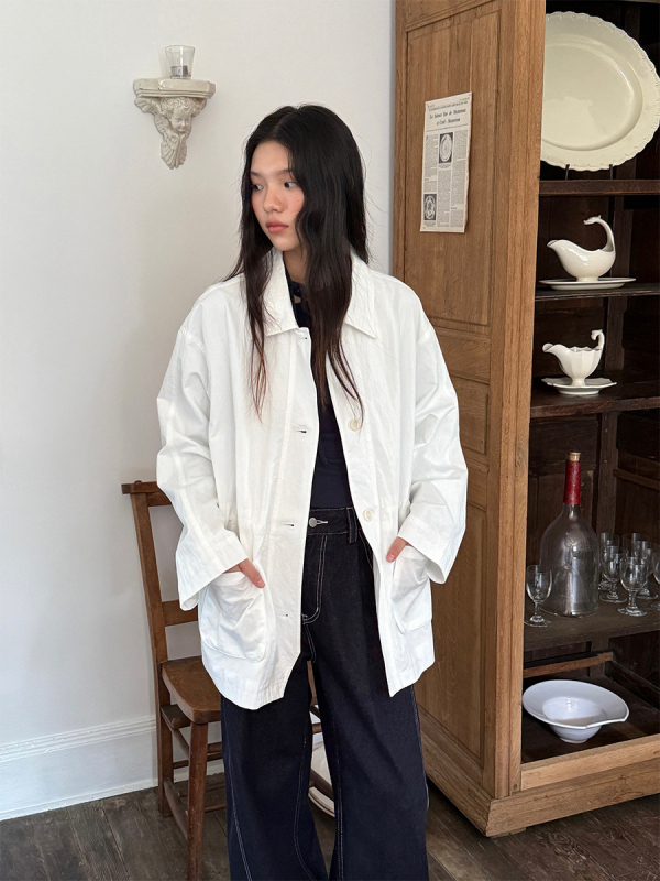 Žensko sako-odijelo s slobodnim krojem, ovratnik tip sako, zatvaranje na jedan red gumba, srednja duljina, tkanina 60% pamuk 40% najlon