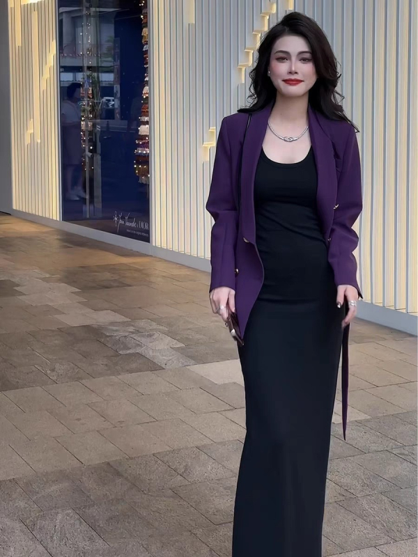Elegantan ženski sako-kostim s dvostrukim kopčanjem na dva gumba, pojas u struku, V-izrez, duge rukave, poliester.