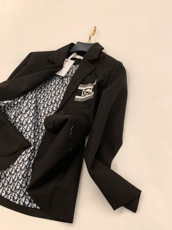 Mali kostim s klasičnim otiskom logotipa, opuštena silueta, dugi rukavi, elegantan gradski stil