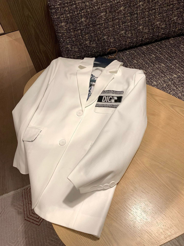 Mali kostim s klasičnim otiskom logotipa, opuštena silueta, dugi rukavi, elegantan gradski stil