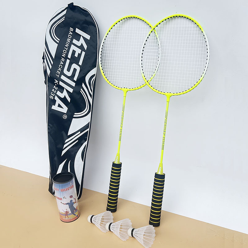Raketa za badminton s okvirom od fero-zliatine, težina 95–100 g, ravna drška, fluorescencijska boja – set od dvije rakete s kofu lopti