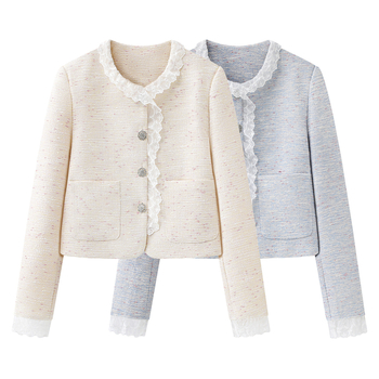 Top s čipkastim rubom i cvjetnim uzorkom, okrugli ovratnik, dugi rukavi, redovita duljina (50–65 cm), zatvara se na gumb u jednom redu