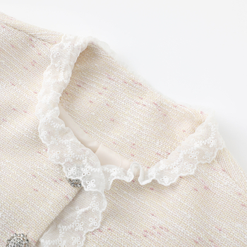 Top s čipkastim rubom i cvjetnim uzorkom, okrugli ovratnik, dugi rukavi, redovita duljina (50–65 cm), zatvara se na gumb u jednom redu