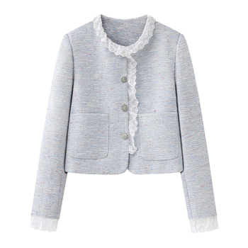 Top s čipkastim rubom i cvjetnim uzorkom, okrugli ovratnik, dugi rukavi, redovita duljina (50–65 cm), zatvara se na gumb u jednom redu