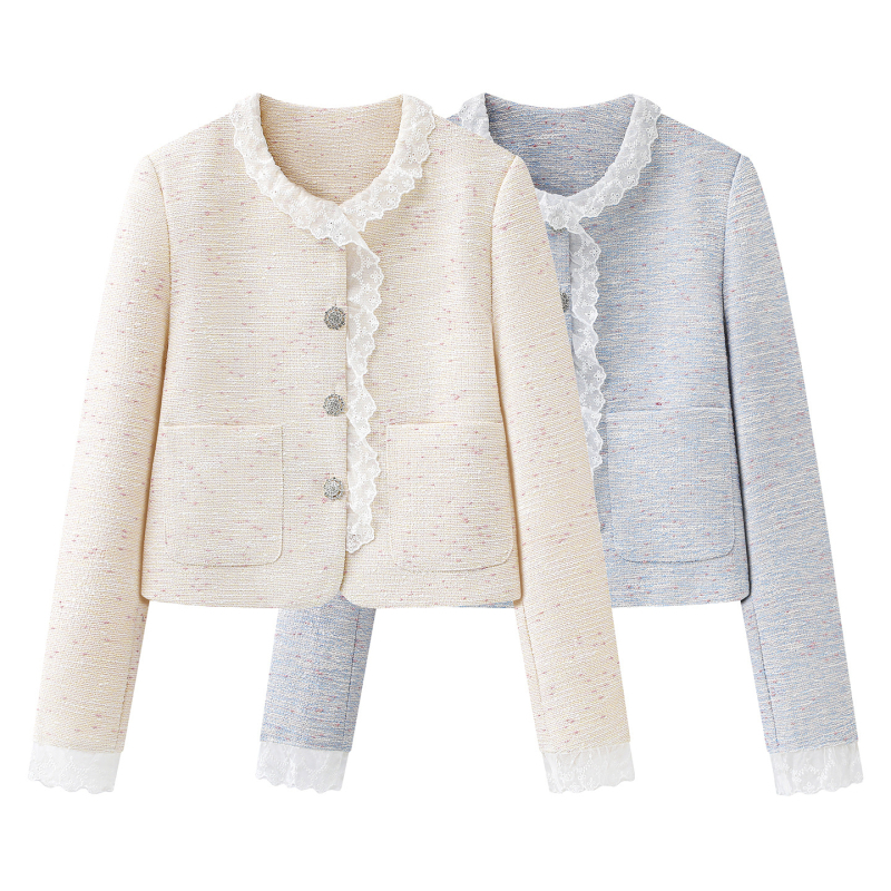 Top s čipkastim rubom i cvjetnim uzorkom, okrugli ovratnik, dugi rukavi, redovita duljina (50–65 cm), zatvara se na gumb u jednom redu