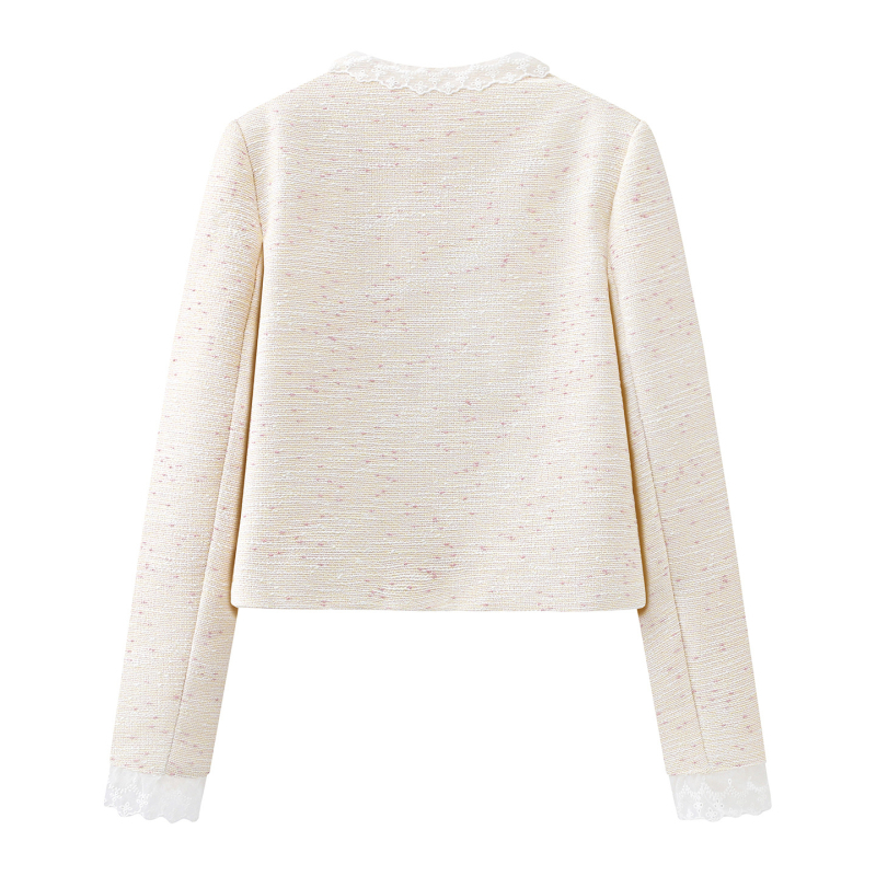 Top s čipkastim rubom i cvjetnim uzorkom, okrugli ovratnik, dugi rukavi, redovita duljina (50–65 cm), zatvara se na gumb u jednom redu