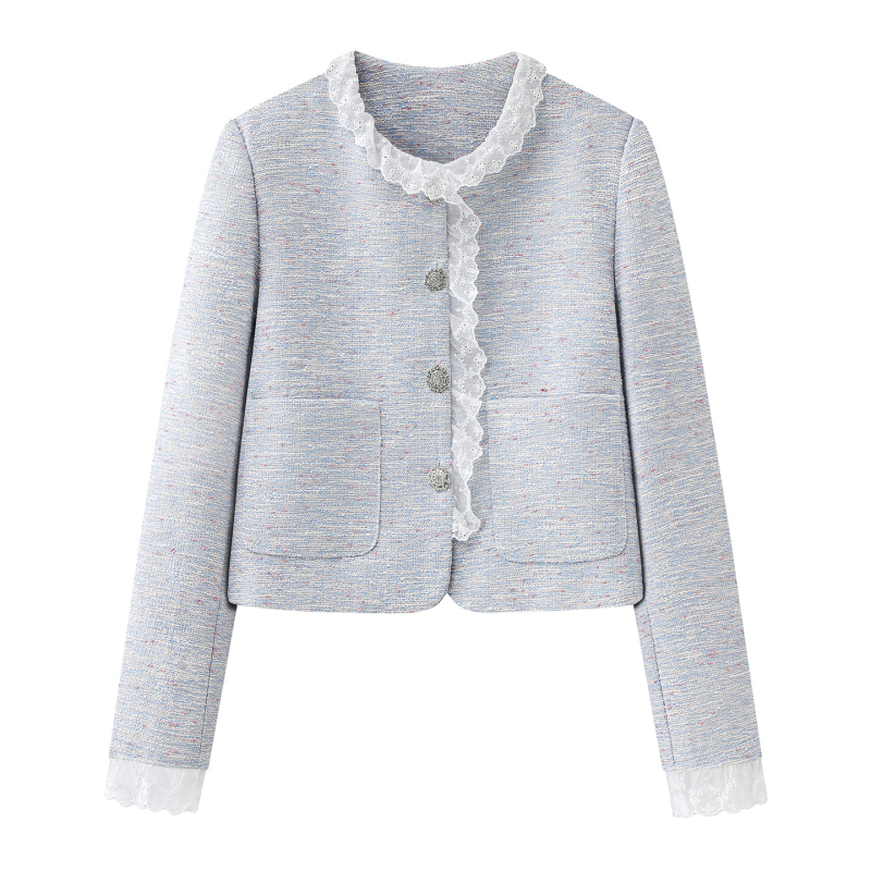 Top s čipkastim rubom i cvjetnim uzorkom, okrugli ovratnik, dugi rukavi, redovita duljina (50–65 cm), zatvara se na gumb u jednom redu