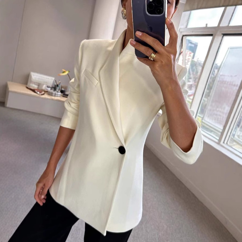 Žensko satensko sako slobodnog kroja, kopčanje na jedno dugme, rever, dugi rukavi, srednja duljina, jesen 2024