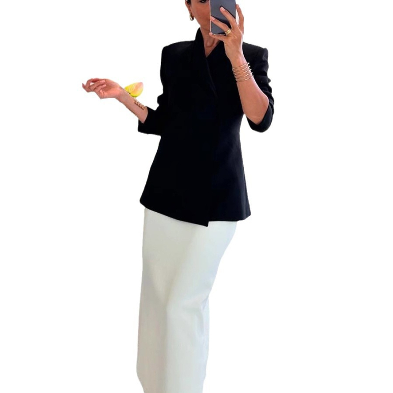 Žensko satensko sako slobodnog kroja, kopčanje na jedno dugme, rever, dugi rukavi, srednja duljina, jesen 2024