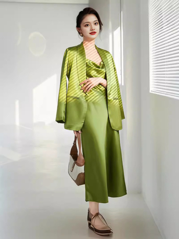 Žensko sako od acetatnog satena s mandarinom ovratnikom, rukavi s dužinom 9, jednokopčano zatvaranje, kroj pod kutom 45°, proljeće 2025