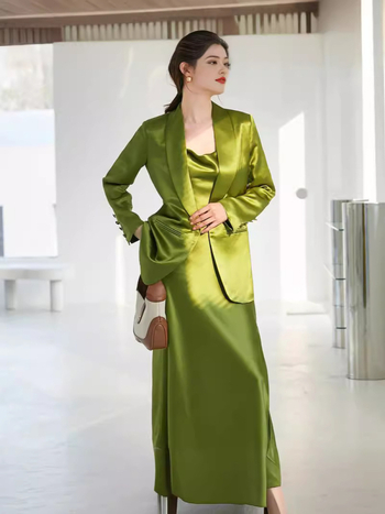 Žensko sako od acetatnog satena s mandarinom ovratnikom, rukavi s dužinom 9, jednokopčano zatvaranje, kroj pod kutom 45°, proljeće 2025
