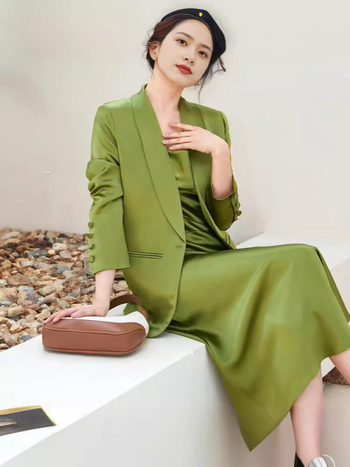 Žensko sako od acetatnog satena s mandarinom ovratnikom, rukavi s dužinom 9, jednokopčano zatvaranje, kroj pod kutom 45°, proljeće 2025
