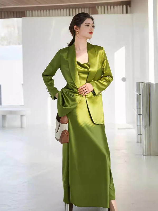 Žensko sako od acetatnog satena s mandarinom ovratnikom, rukavi s dužinom 9, jednokopčano zatvaranje, kroj pod kutom 45°, proljeće 2025