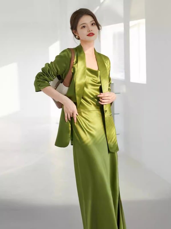 Žensko sako od acetatnog satena s mandarinom ovratnikom, rukavi s dužinom 9, jednokopčano zatvaranje, kroj pod kutom 45°, proljeće 2025