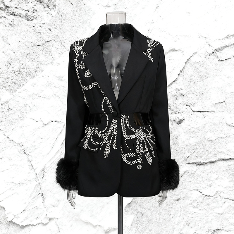 Damsko usko sako s jednim gumbom i dijamantnom dekoracijom, otkriva struk, poliester, zima 2025