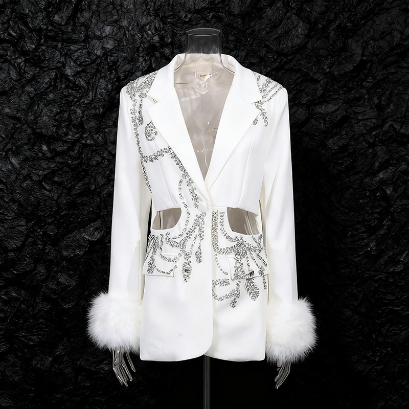 Damsko usko sako s jednim gumbom i dijamantnom dekoracijom, otkriva struk, poliester, zima 2025