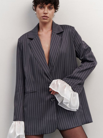 Ženski kostim s prugama, slobodan kroj, jakna s ovratnikom i panelnim rukavima