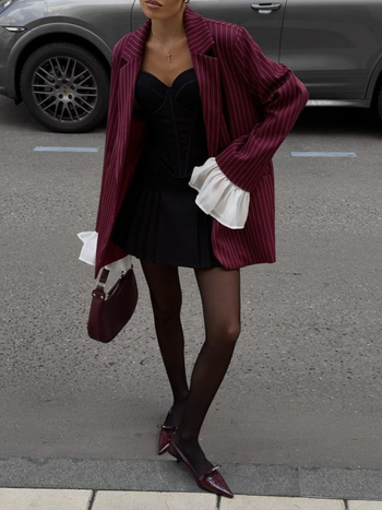 Ženski kostim s prugama, slobodan kroj, jakna s ovratnikom i panelnim rukavima