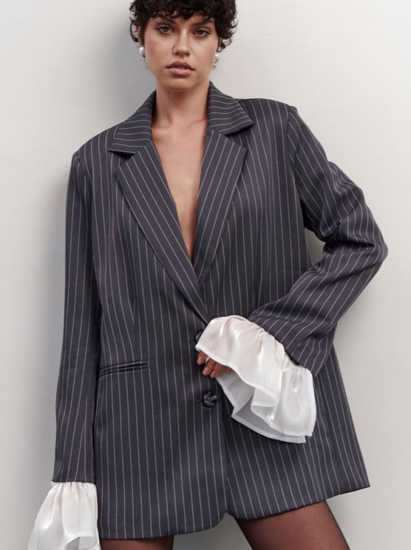 Ženski kostim s prugama, slobodan kroj, jakna s ovratnikom i panelnim rukavima