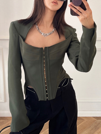 Ženski blejzer, uski kroj, četvrtasti ovratnik, dugi rukavi, poliester, kopčanje na jedan red