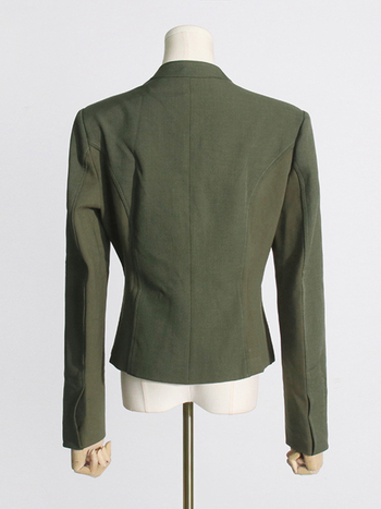 Ženski blejzer, uski kroj, četvrtasti ovratnik, dugi rukavi, poliester, kopčanje na jedan red