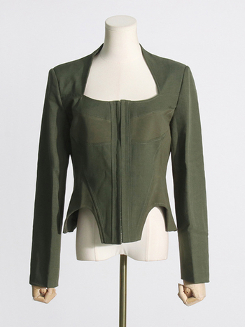 Ženski blejzer, uski kroj, četvrtasti ovratnik, dugi rukavi, poliester, kopčanje na jedan red