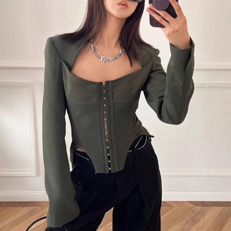 Ženski blejzer, uski kroj, četvrtasti ovratnik, dugi rukavi, poliester, kopčanje na jedan red