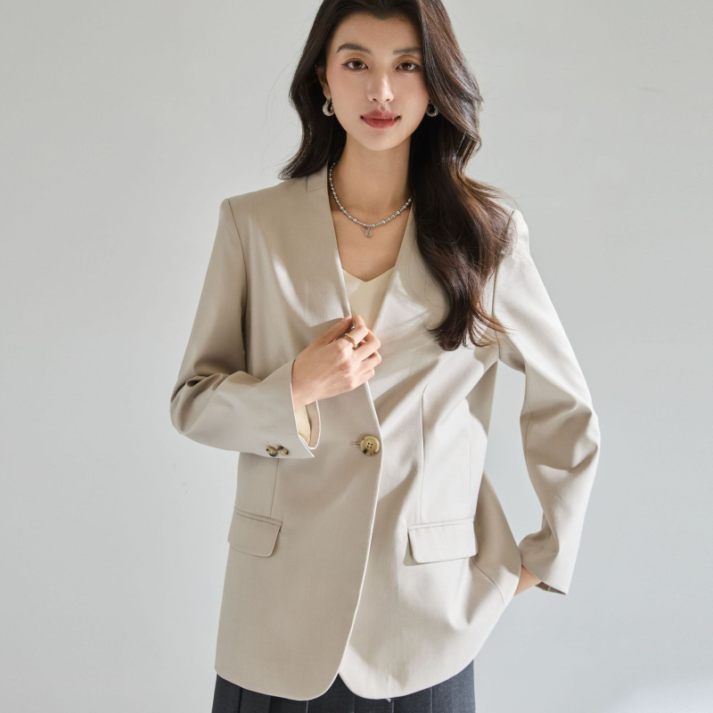 Blazer – labav kroj, bez ovratnika, jedno dugme, viskoza, elegantan uredski stil