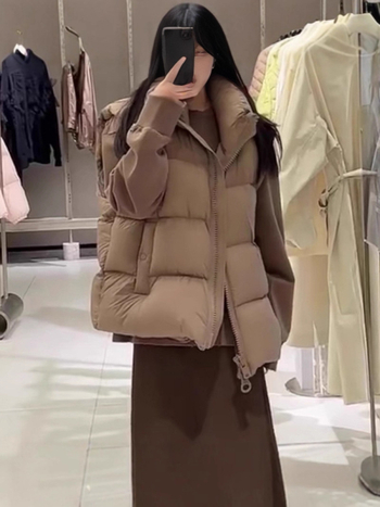 Női kapucnis tollmellény, töltet duck down 81–85%, laza szabás, cipzár, hossz 50–65 cm