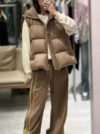 Női kapucnis tollmellény, töltet duck down 81–85%, laza szabás, cipzár, hossz 50–65 cm