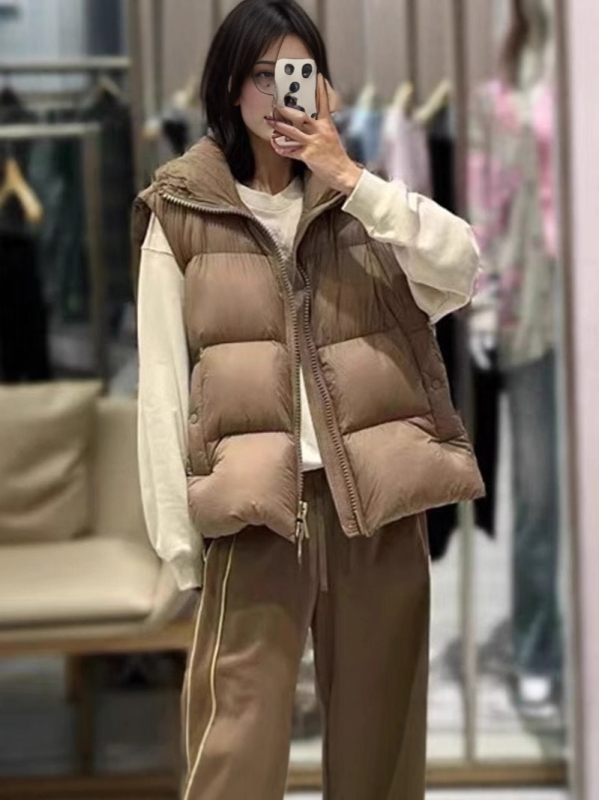 Női kapucnis tollmellény, töltet duck down 81–85%, laza szabás, cipzár, hossz 50–65 cm