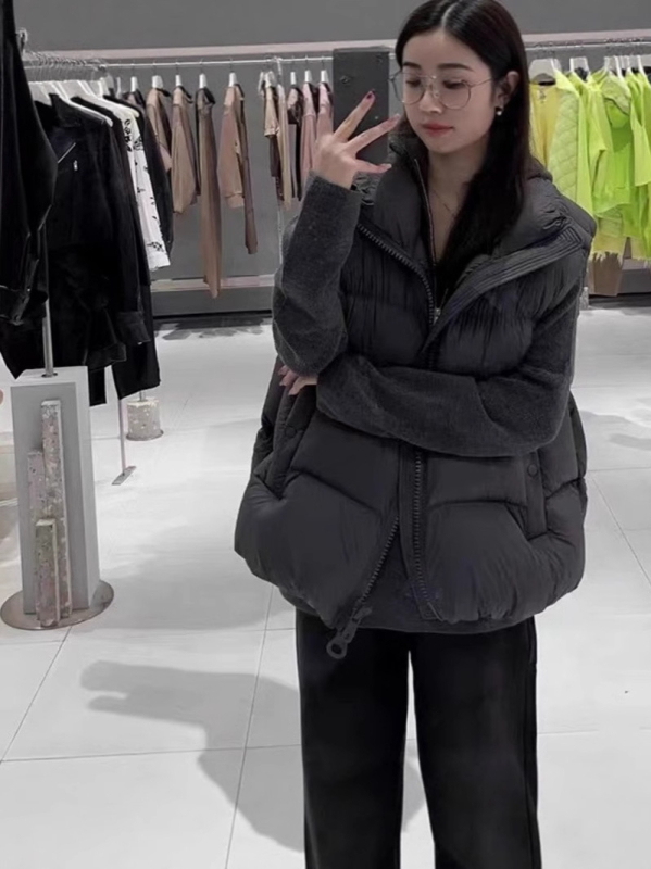 Női kapucnis tollmellény, töltet duck down 81–85%, laza szabás, cipzár, hossz 50–65 cm